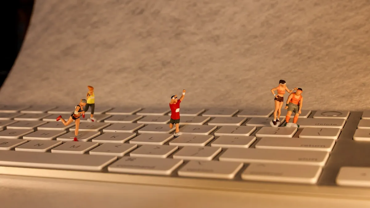 figuras en miniatura de futbolistas sobre un teclado de ordenador