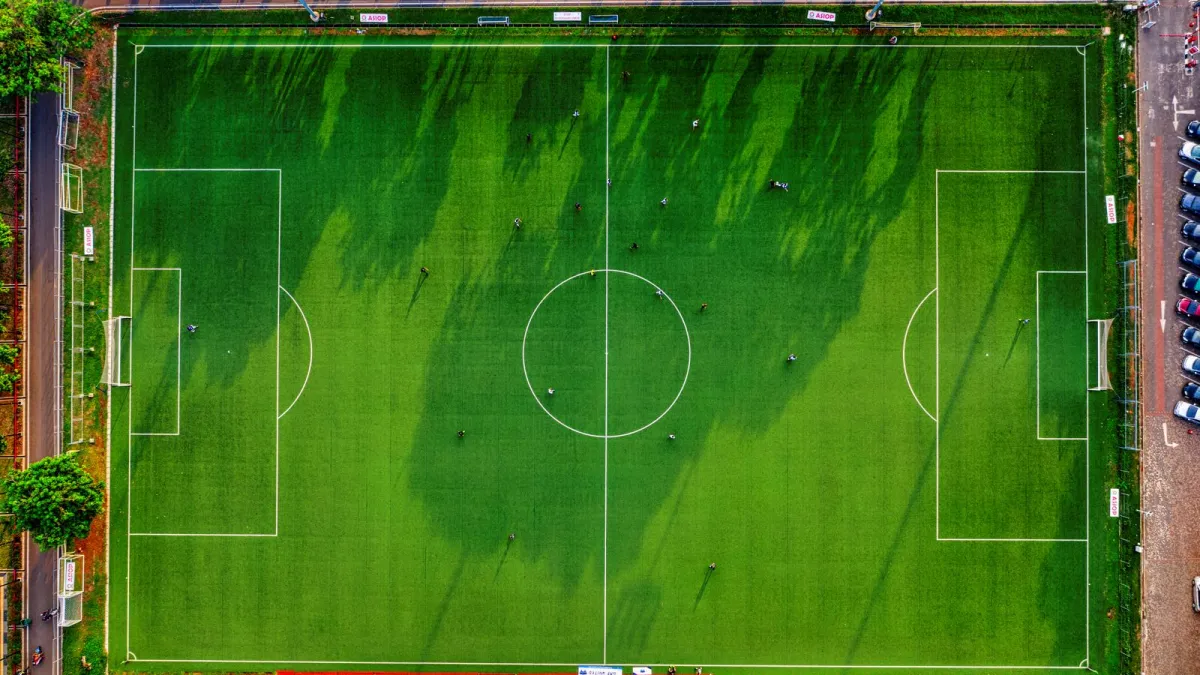 Vista aérea cenital de un campo de fútbol con jugadores
