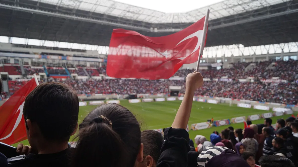 Stadyumda Türk bayrağı sallayan milli takım taraftarları